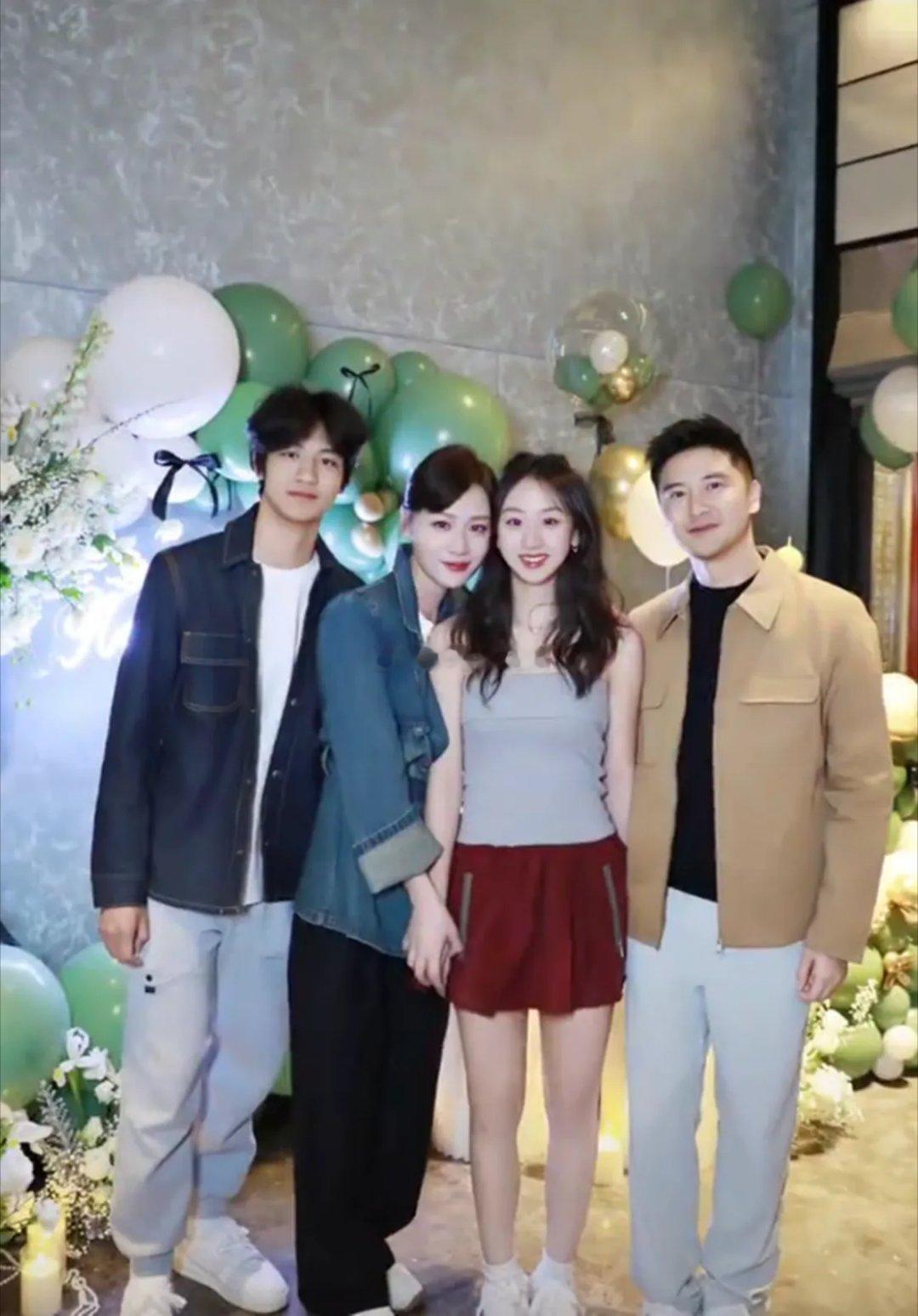 网友成都街头偶遇田亮、叶一茜之女森碟。刚满18岁的她穿搭清爽简约，白衣搭配牛仔裤