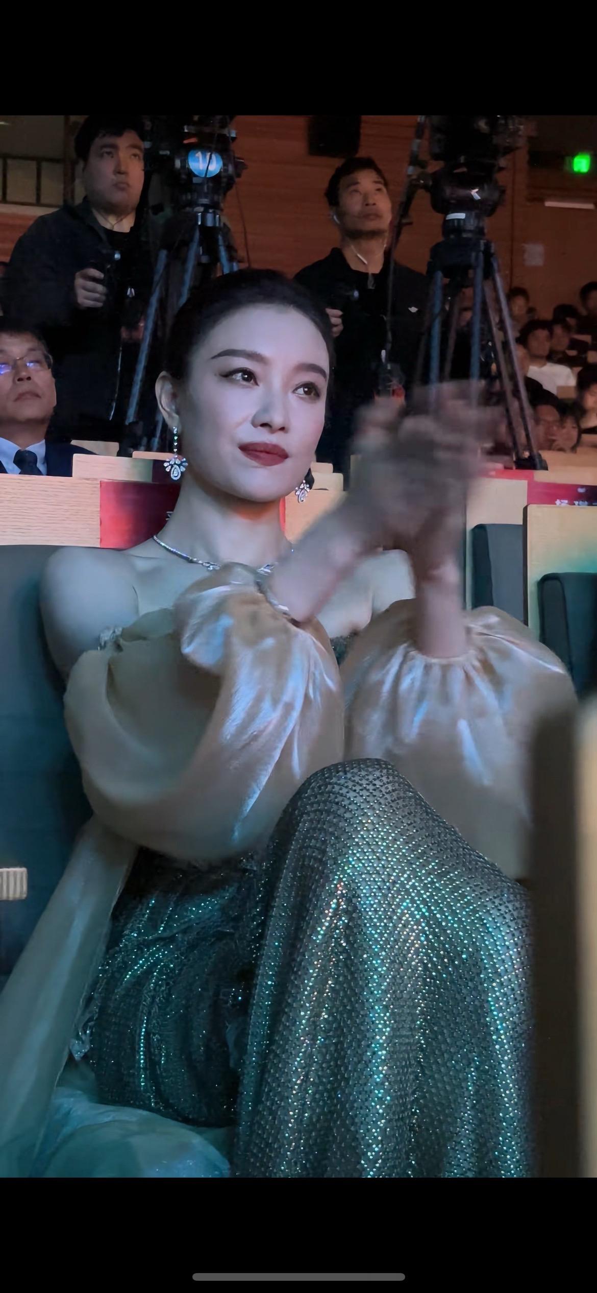 倪妮老师不就是鼓鼓掌吗？你们都看啥呢？倪妮倪妮太会撩了倪妮气质倪妮飒起来谁看