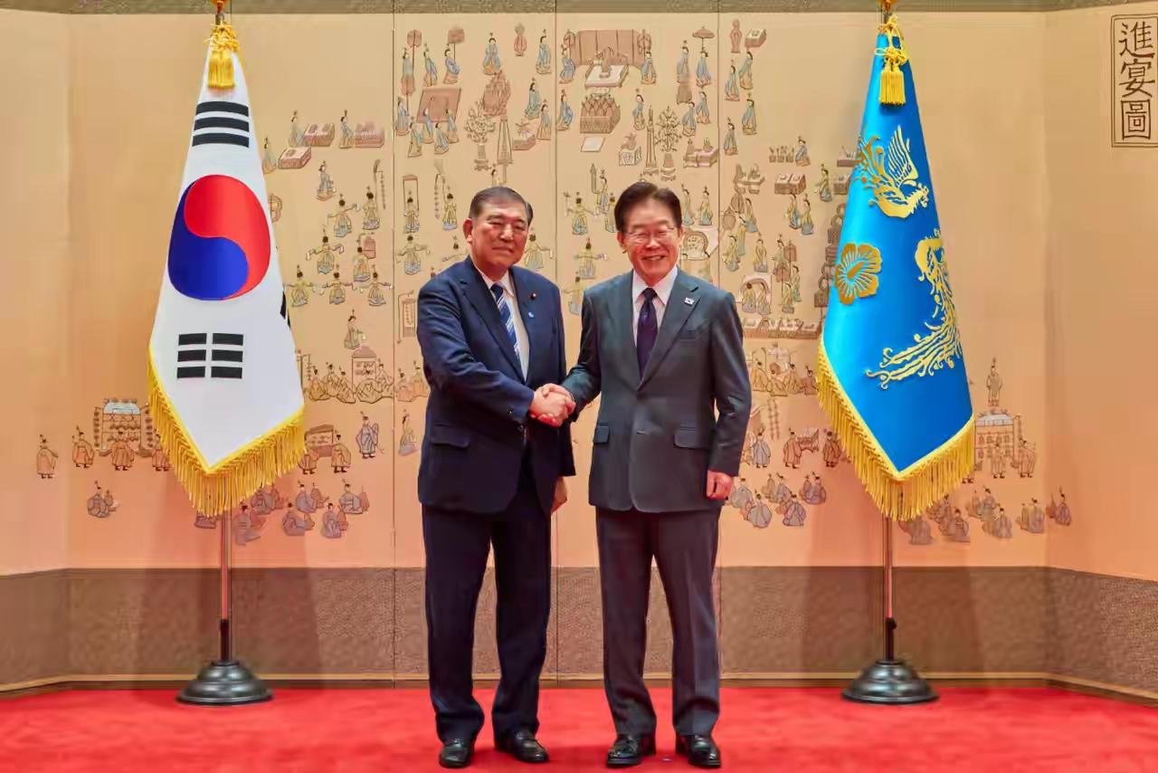 高市早苗尴尬至极！日本政坛上演极度尴尬一幕：韩国总统李在明公然绕开现任首相高市早