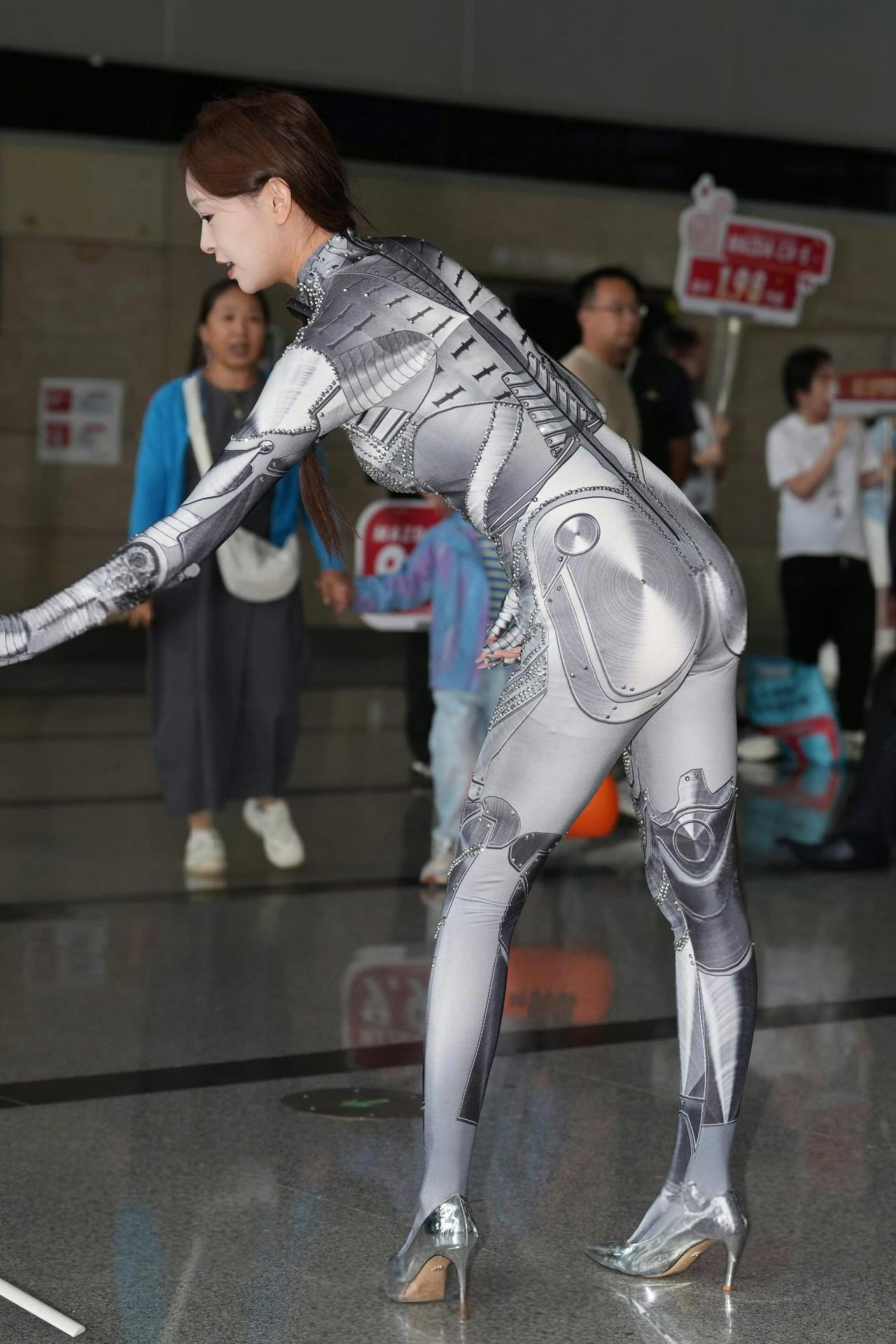 美女的科幻装束“吸睛”无数
