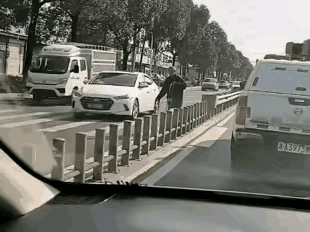 这是哪里？司机素质怎么那么差！[思考]