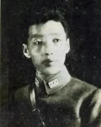 1940年，石友信召集军官誓言为兄报仇，谁知话音未落，一名军官突然上前朝他头部开