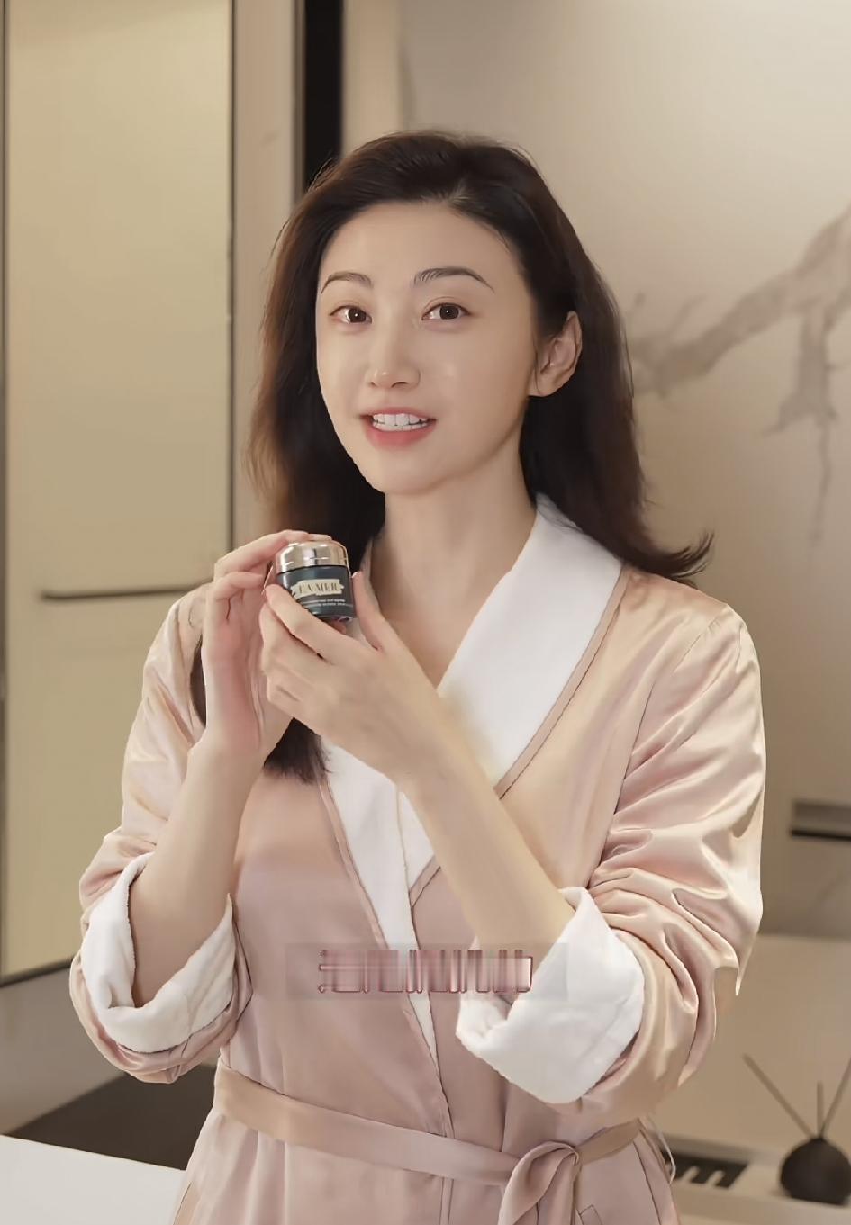 越看越觉得景甜太实诚了，她素颜出镜，直言不讳说：“熬夜也会眼周浮肿，用海蓝之谜就