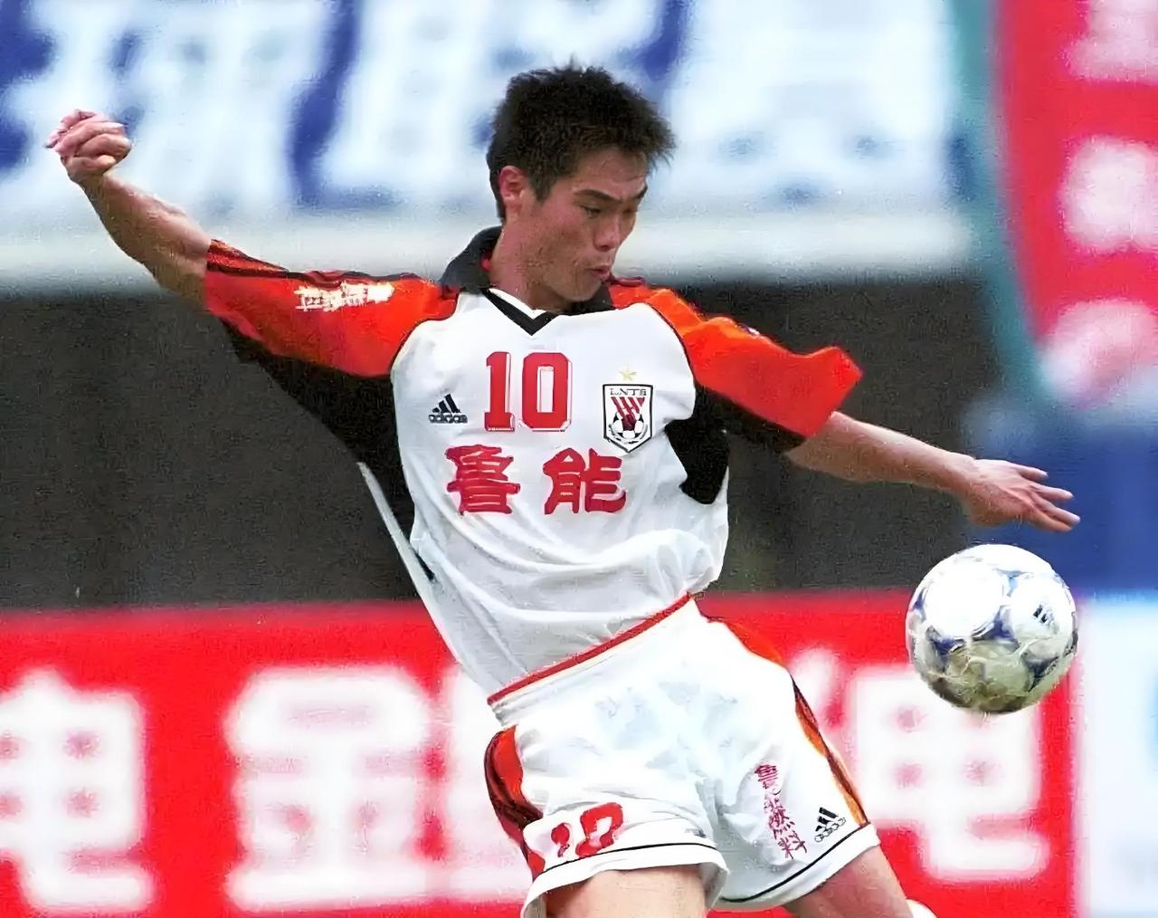 1999年12月23日，澳门回归杯在澳门打响，中国国家队迎战由克林斯曼、邓加、巴