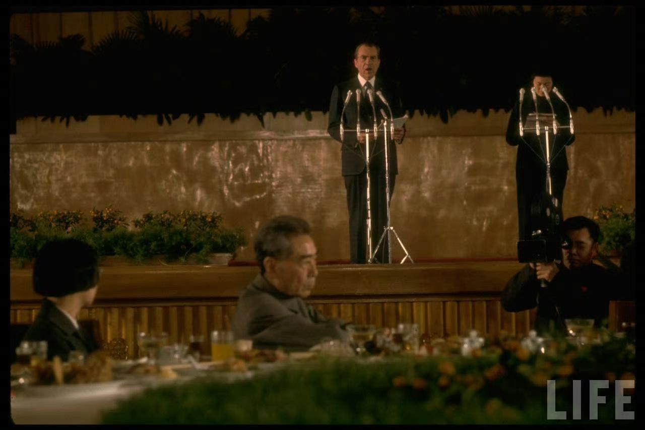 美国《LIFE》杂志摄影师约翰·多米尼斯拍摄，1972年2月21日周总理在人民大