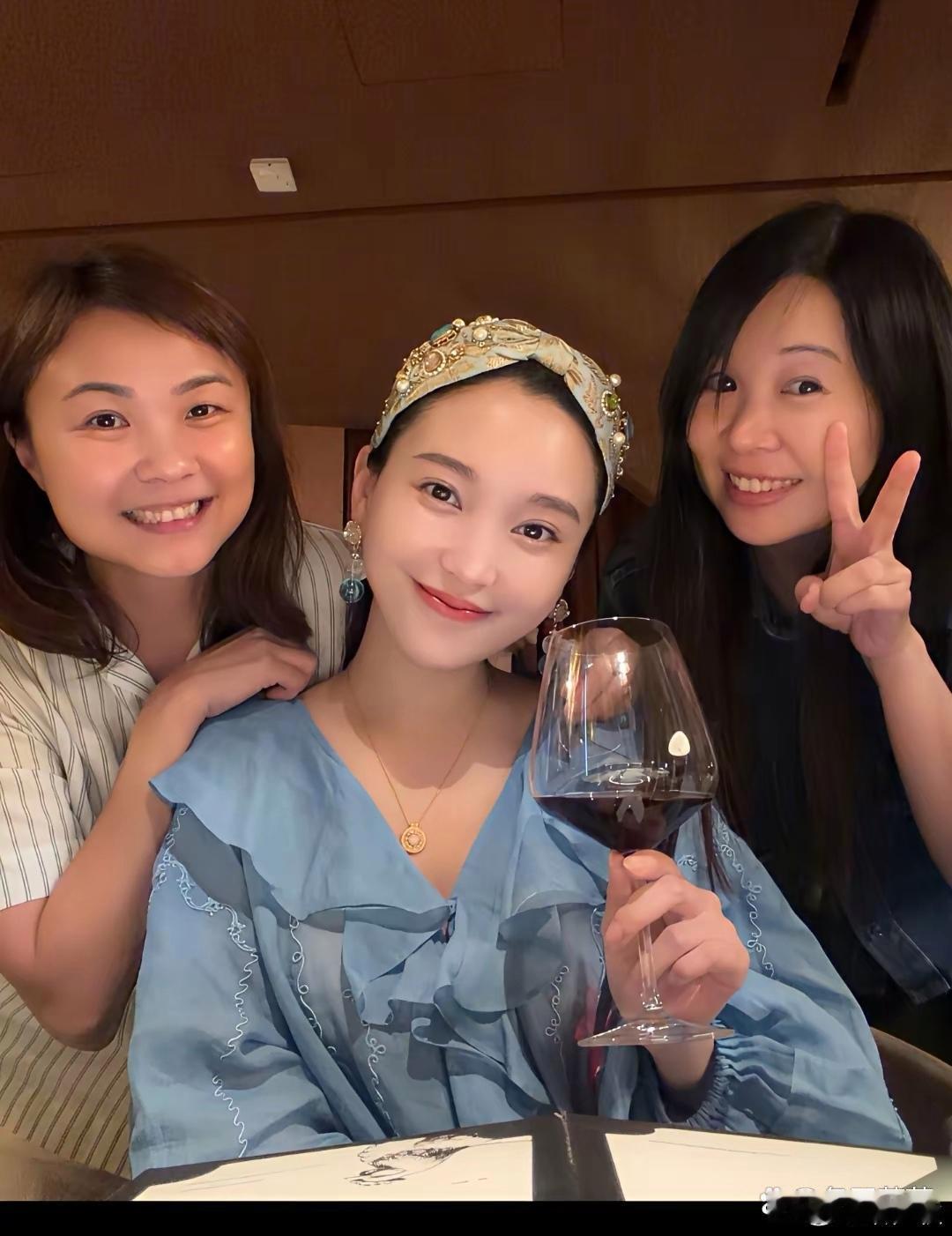 金莎带小老公去马来西亚旅游，顺便跟同学小聚。有点违和，感觉她小老公跟她们像两代人