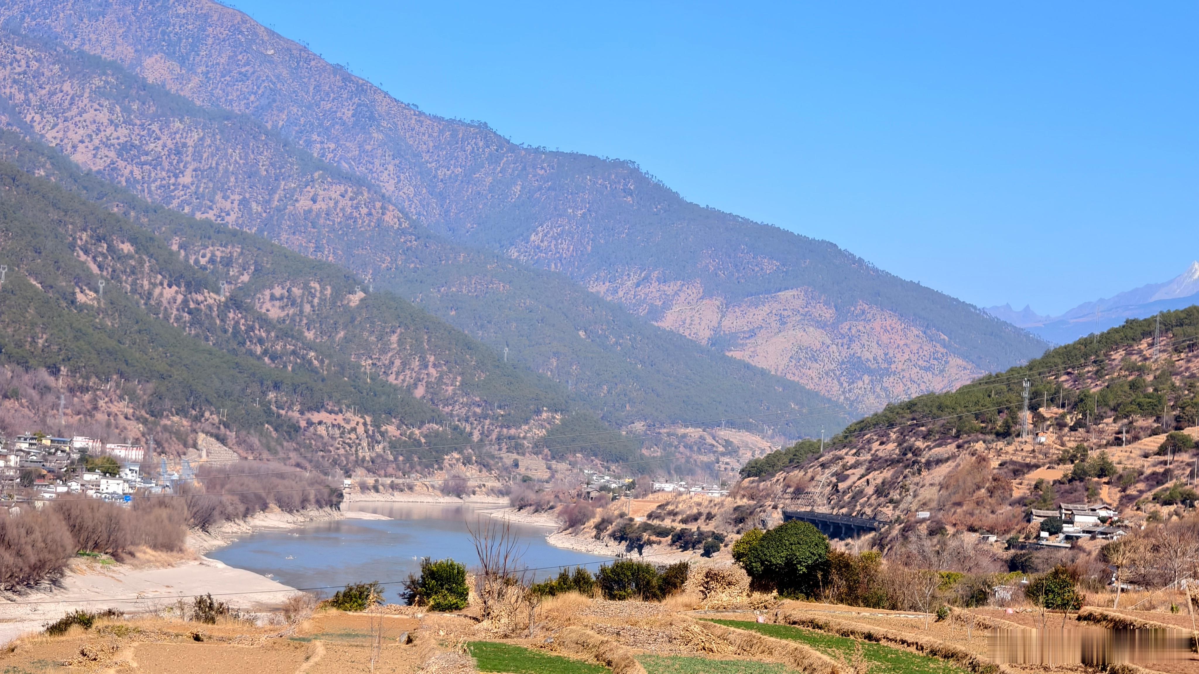 走214国道沿着金沙江跑到迪庆香格里拉区域看到玉龙雪山背面看到金沙江沿江人民的生
