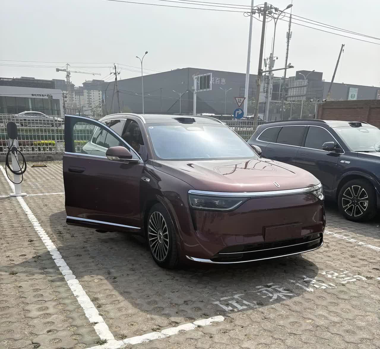 静待我的问界M8。发布会以后关于电动门的选装纠结了好久，最后还是确认装了。据说五