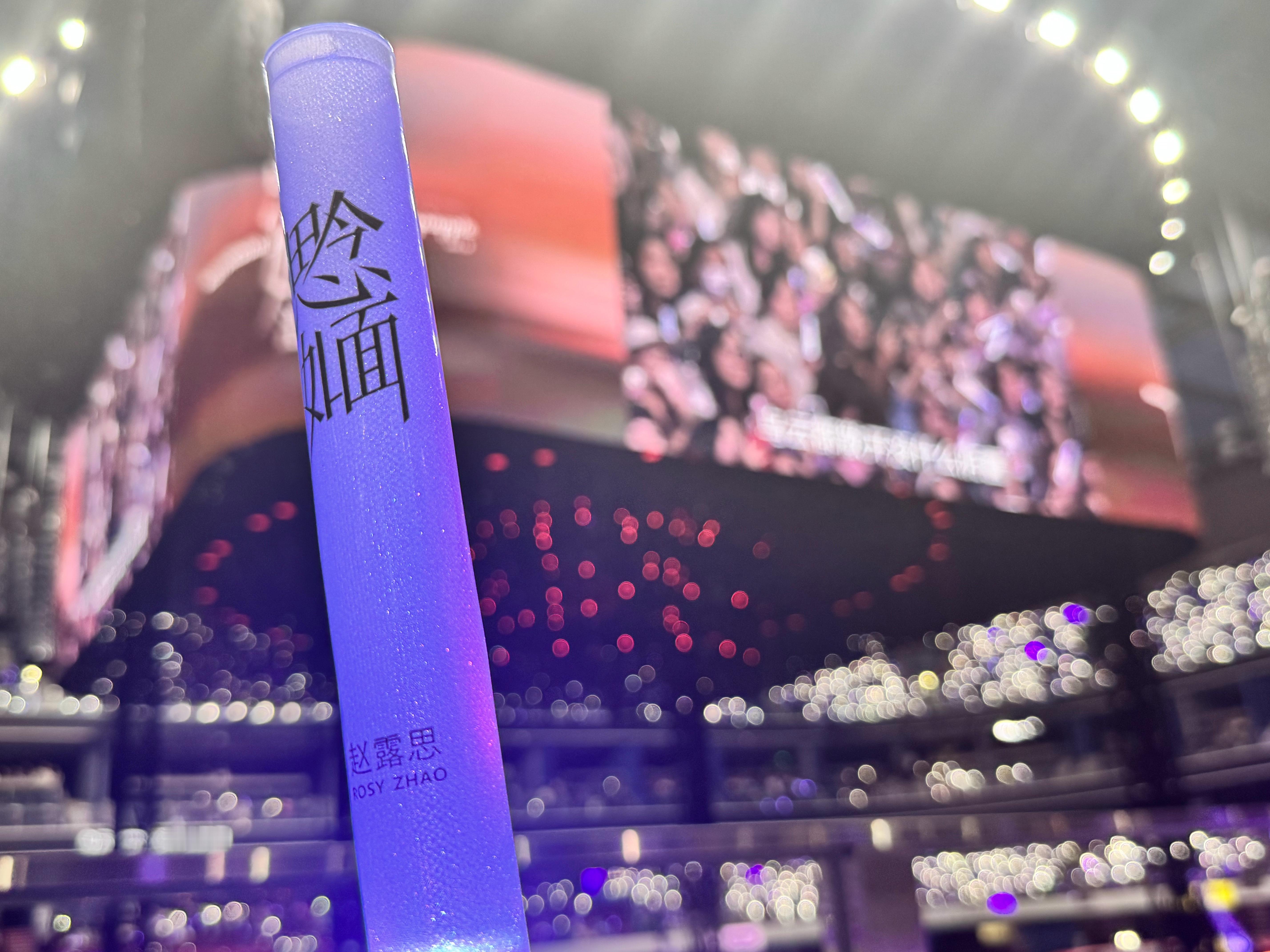 我去参加露思生日会，应援棒都是发在座位上的哎23年的可可爱爱也是免费的