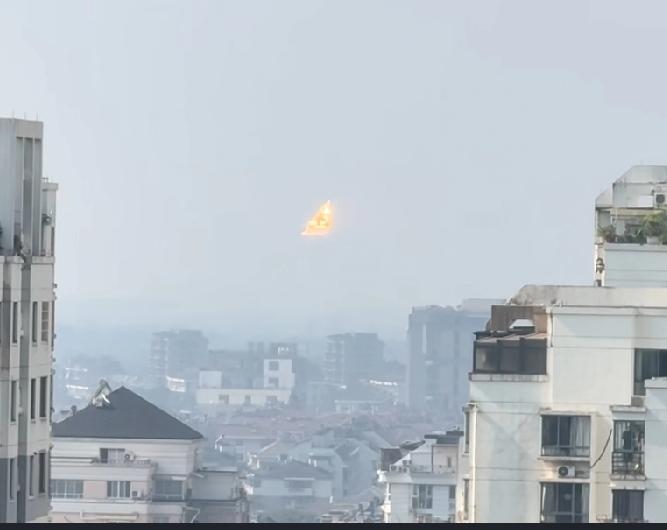 好多杭州人看到了吧?这是什么?一开始以为是窗户反射的灯光之类的，打开窗户发现还