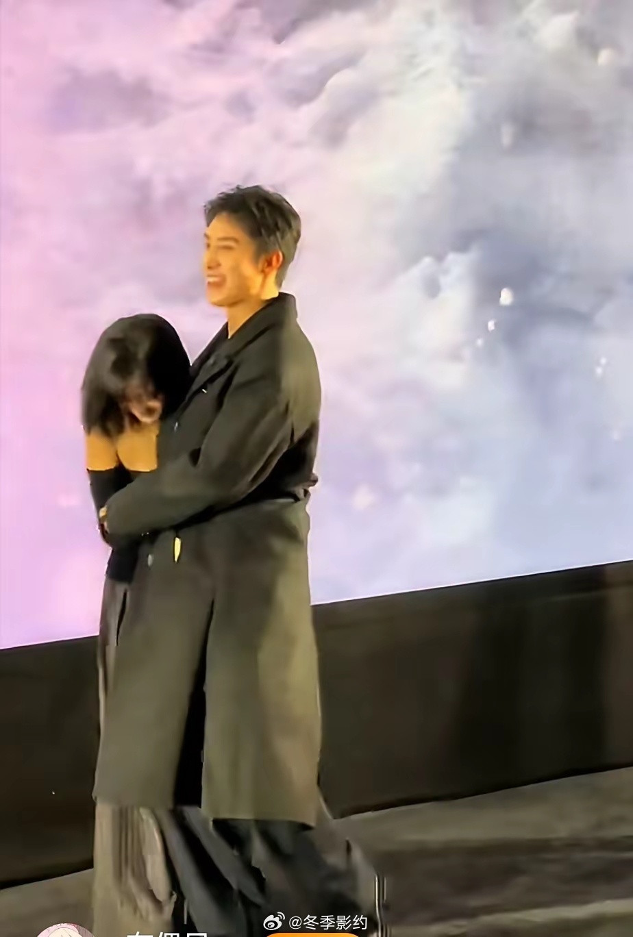 黄景瑜和孙千在做节目时，黄景瑜无意中将孙千抹胸蹭掉。就在孙千尴尬的时候，黄景瑜立