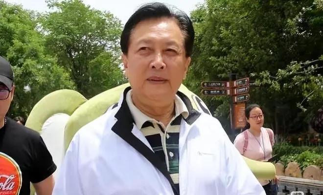 72岁的唐国强，为何不敢退休？因为他在国外的两个孩子，花销太大了。大儿子视力不太