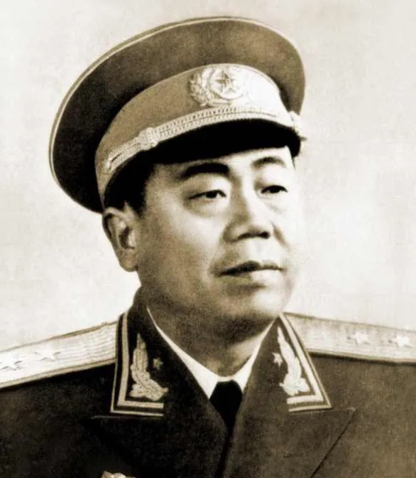 1950年，飞行员伙食标准太高，有个人有意见，华东空军司令员聂凤智知道后，笑道：