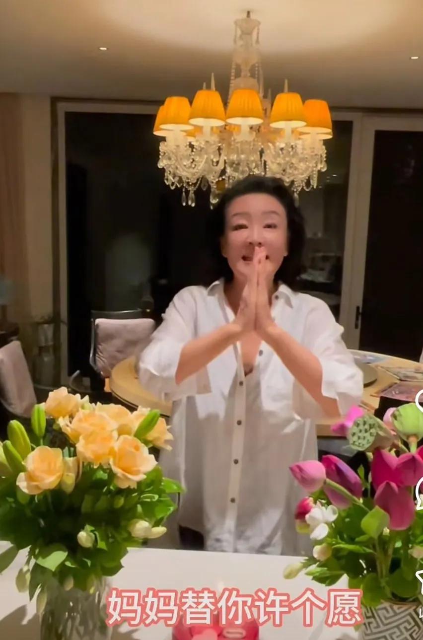 最疼儿子的还是妈！汪小菲生日打的第二通视频电话，就是给自己老妈张兰！当着那么多人
