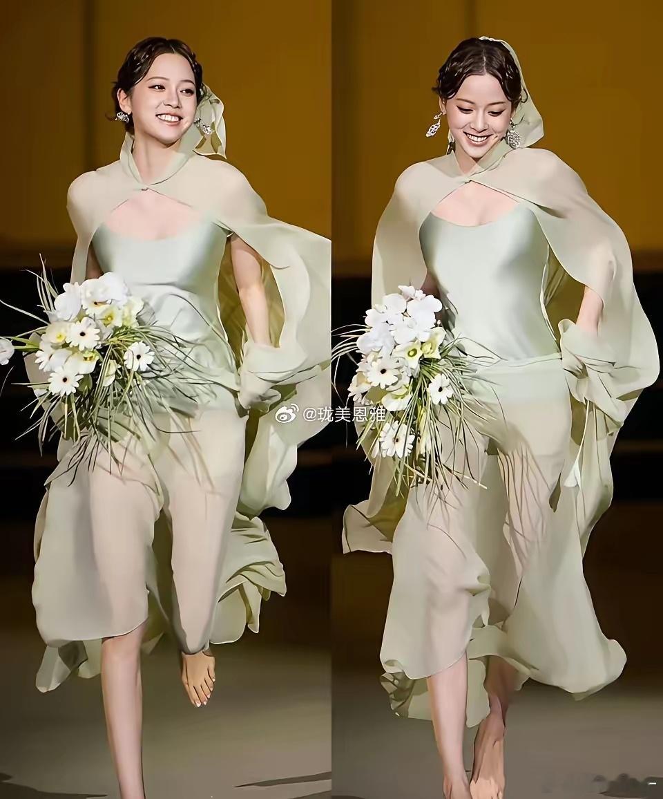 美女果然都是相似的欧阳娜娜和钟丽缇这两组照片好像啊，这美貌身材绝了！