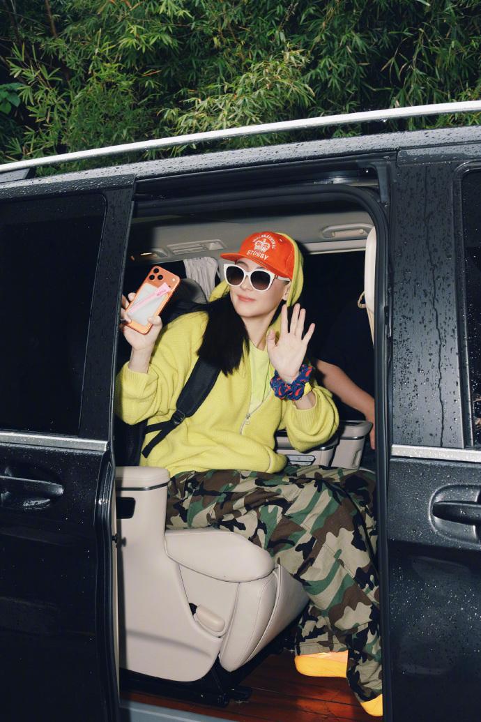 最近张柏芝现身机场，她里面穿了一件柠檬色的T恤，外面套装柠檬色的连帽卫衣，两件衣