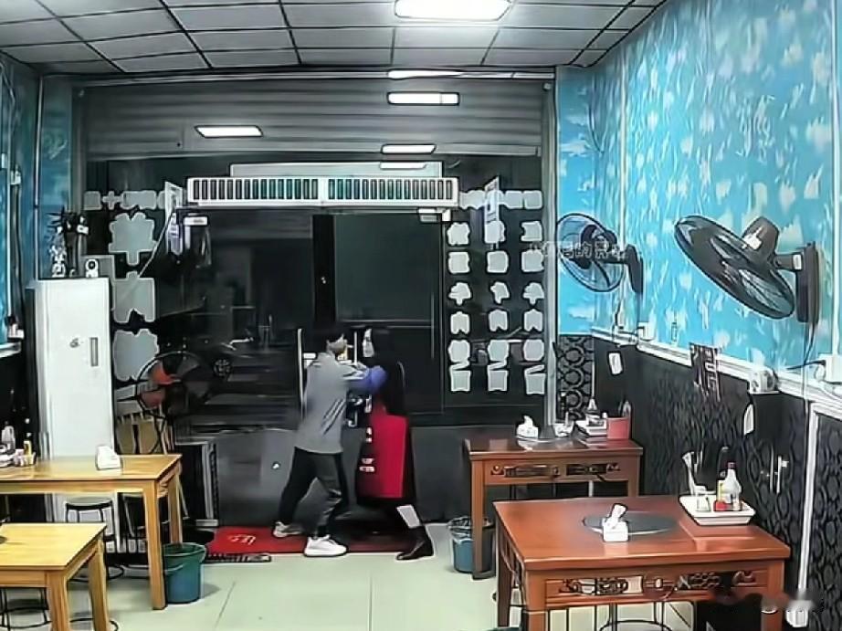 一小伙进米粉店吃饭，饭后离开时却被老板娘拿刀门口阻拦，本来让人担心的事，网友却夸