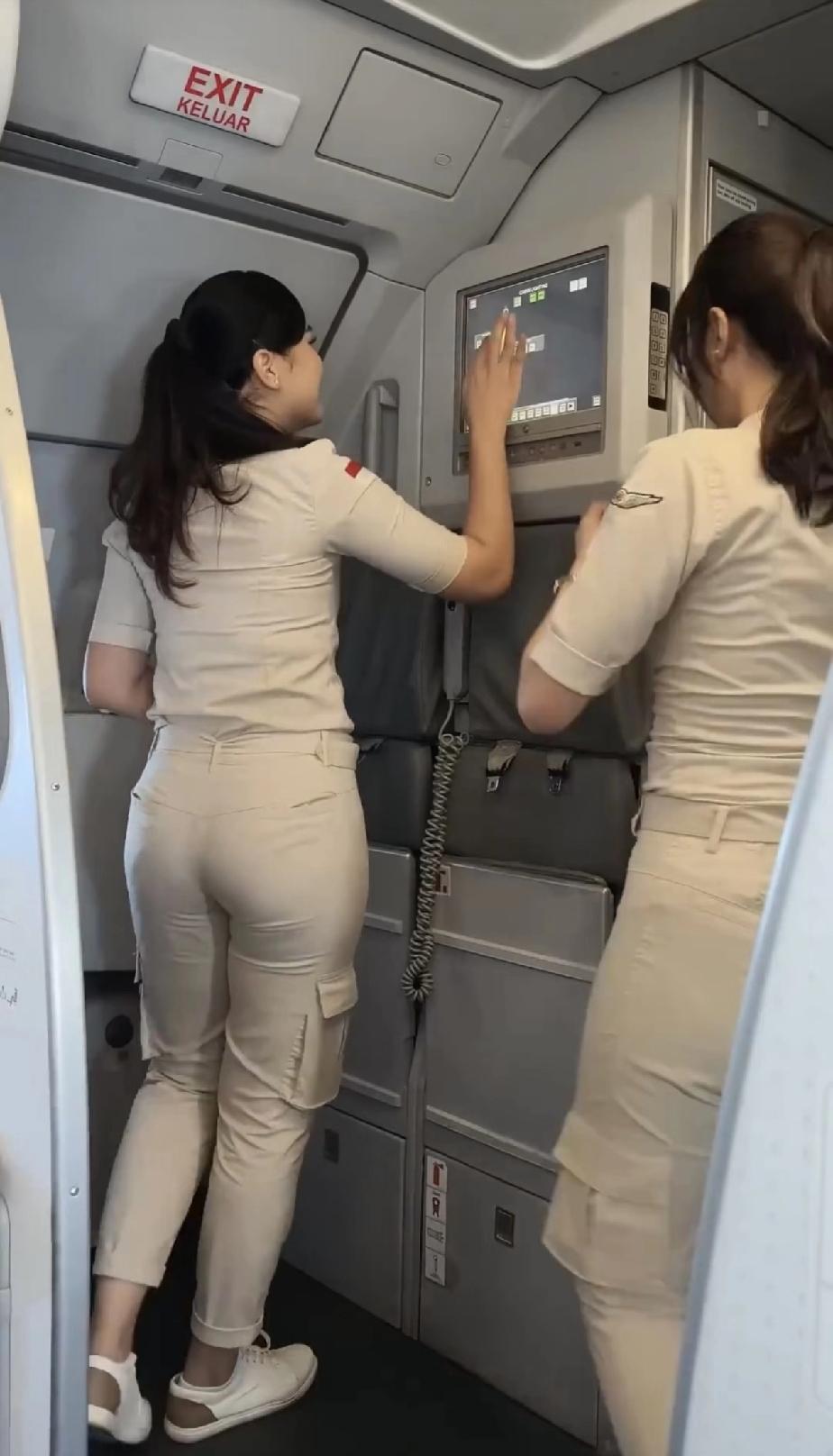 这是哪里的空姐，制服不比旗袍看着更加干练？力量感满满，感觉不用担心放行李了