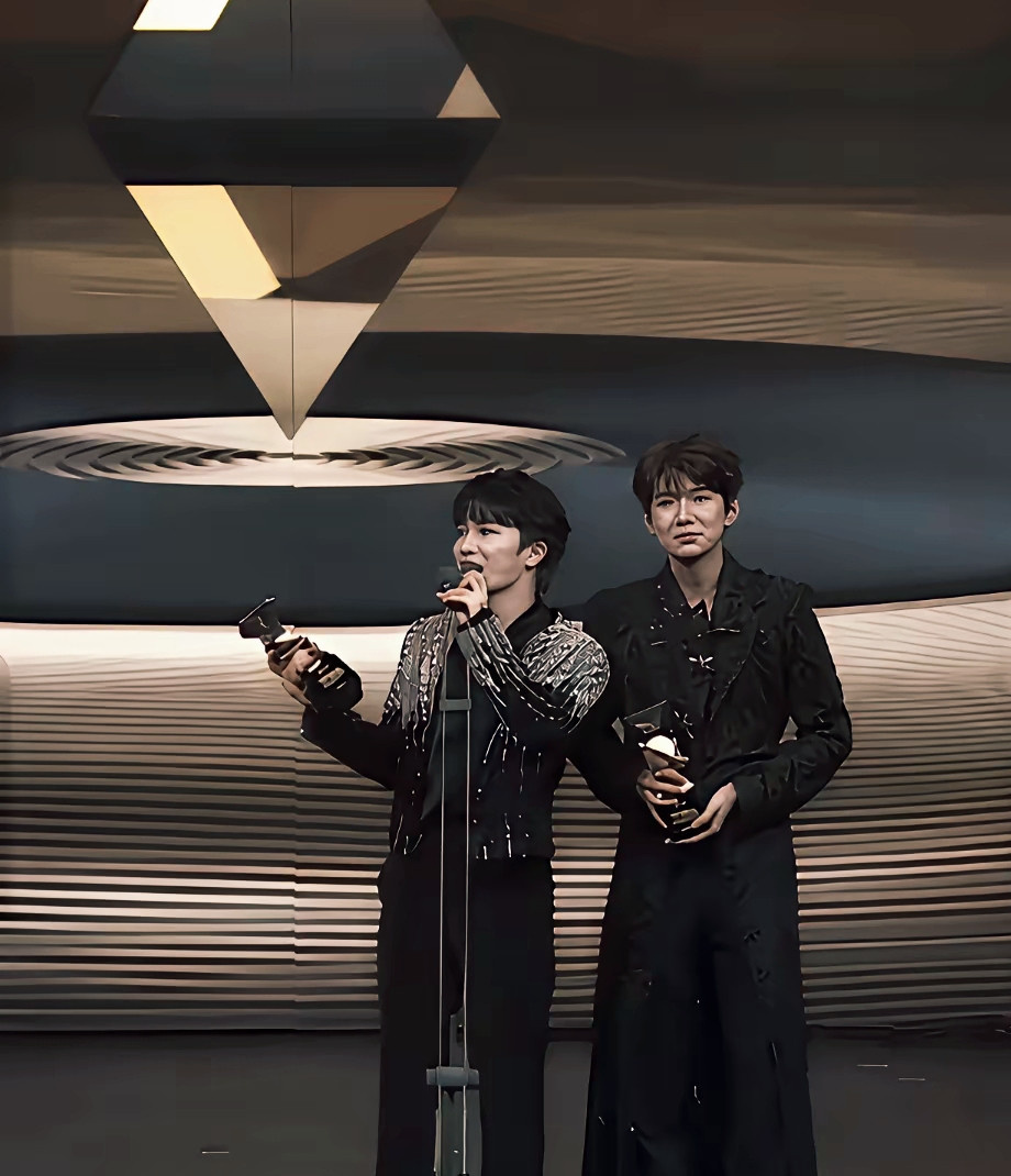 破防了！王源真实身高曝光，竟和周深差不多？！一直以为他是1米8几的清瘦少年，