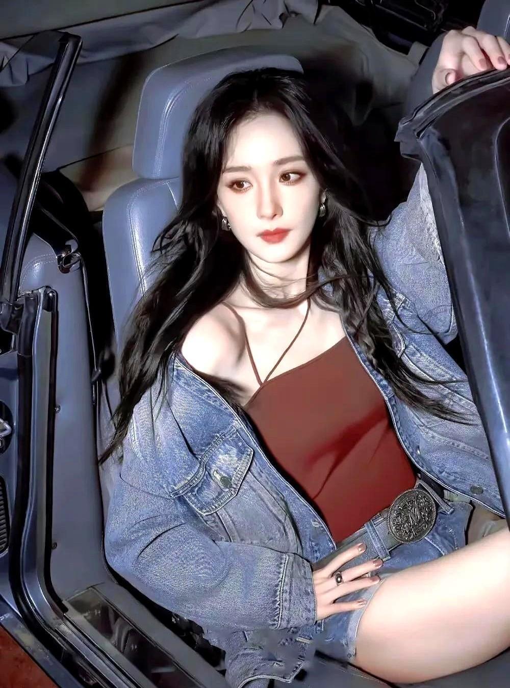 杨幂只是不在镜头前表演爱女儿罢了，实际上为女儿做的一点也不少。戚薇在节目里提过