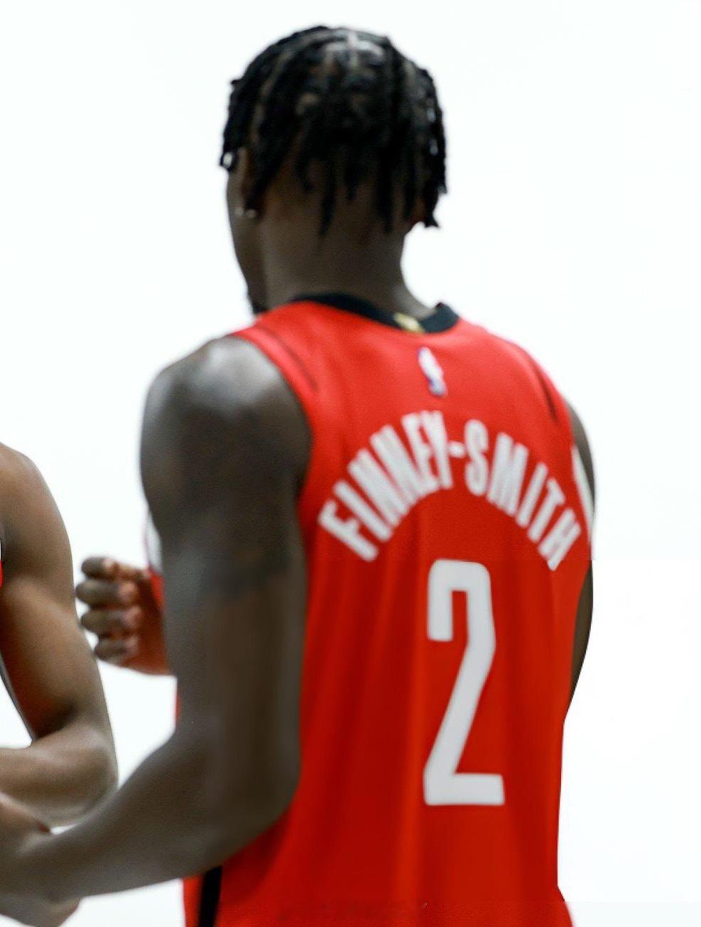 芬尼-史密斯的伤病恢复及复出情况目前球队并没有公布具体的情况，没有复出时间表！一