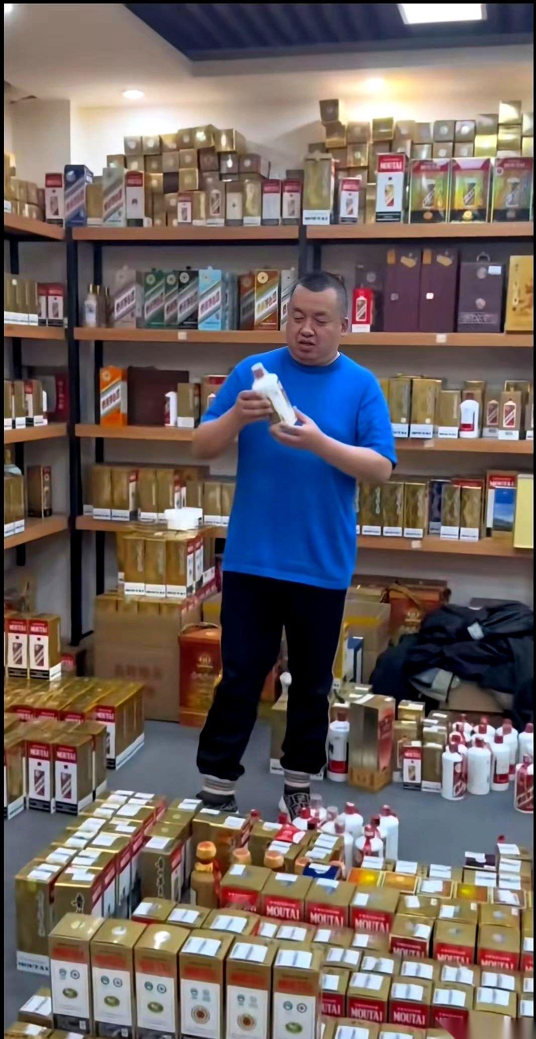 茅台一天跌掉十几万，谁扛得住啊？就那个之前天天在朋友圈自称“首富”的坤哥。前