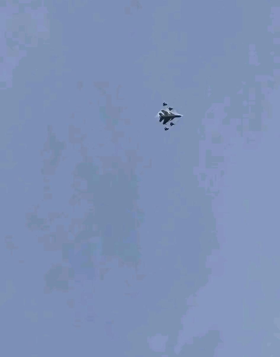 这是什么？这是不是风筝啊？尾部的塑料布那么明显，高市早苗可吓坏了这个就是风筝啊