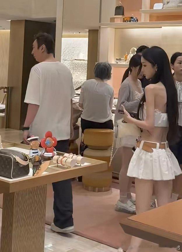 王思聪带妹日本逛街，春光满面好开心，新美女很精致比懒懒更瘦