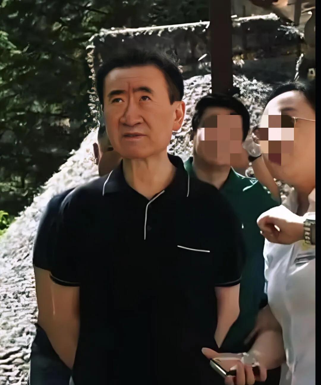 我一个在万达工作的朋友，他说，王健林本人和电视上的他，根本就不一样，王健林私底