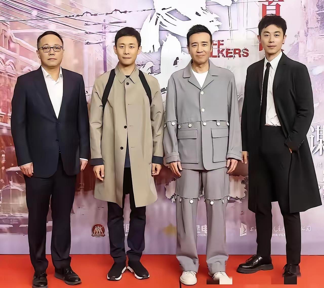 说实话于和伟的衣服有些丑。这张合影里四个人都很帅，不知道于和伟从哪里搞来的这身丑