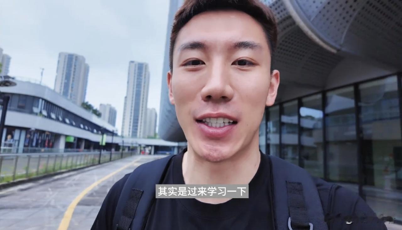 程靖淇已经到了杭州临安张继科的球馆。之前程靖淇来杭州是为了女朋友，现在俩人分开