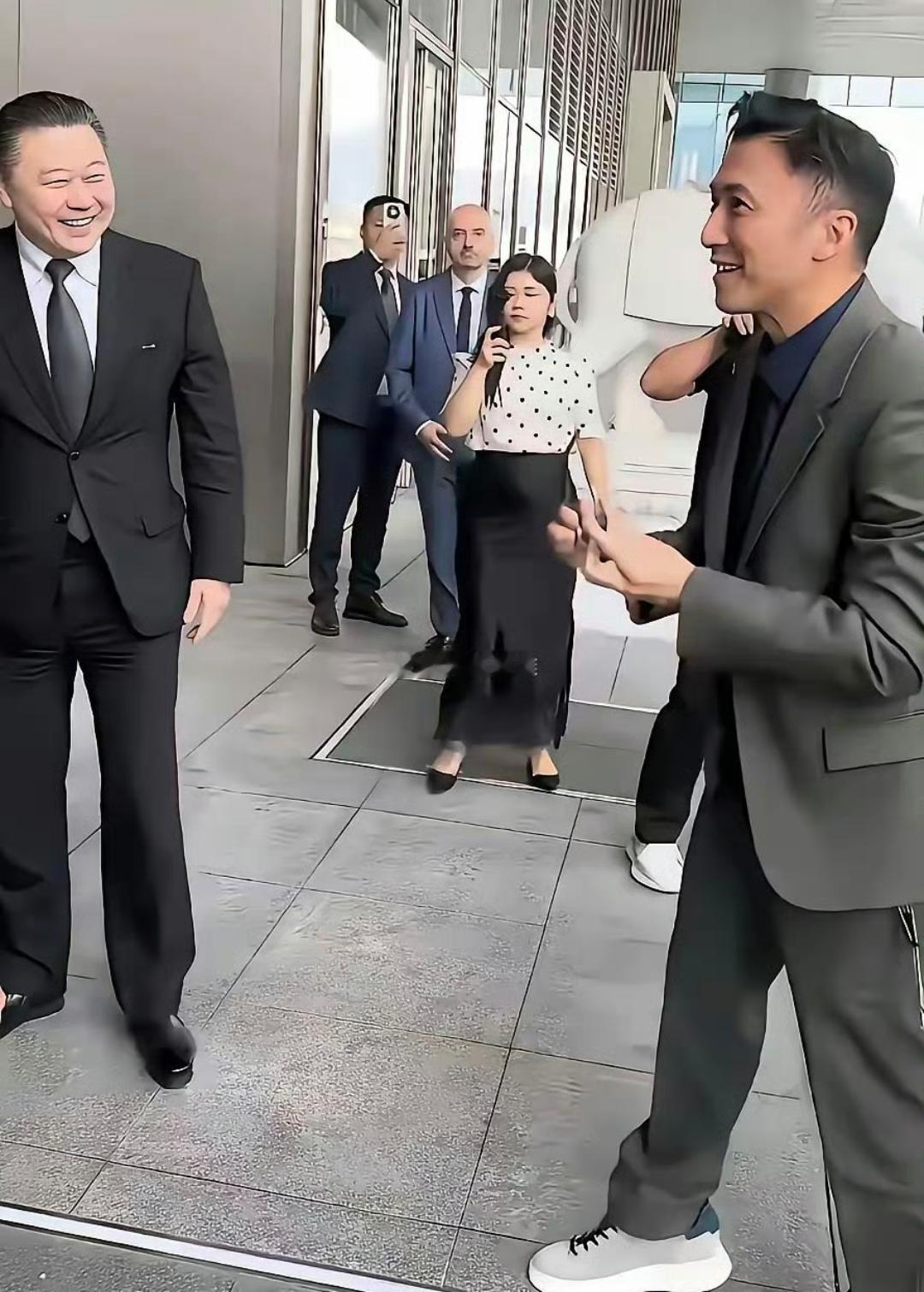 原来顶级帅哥也扛不住岁月，某个角度看他竟然也有老人味了[捂脸哭]