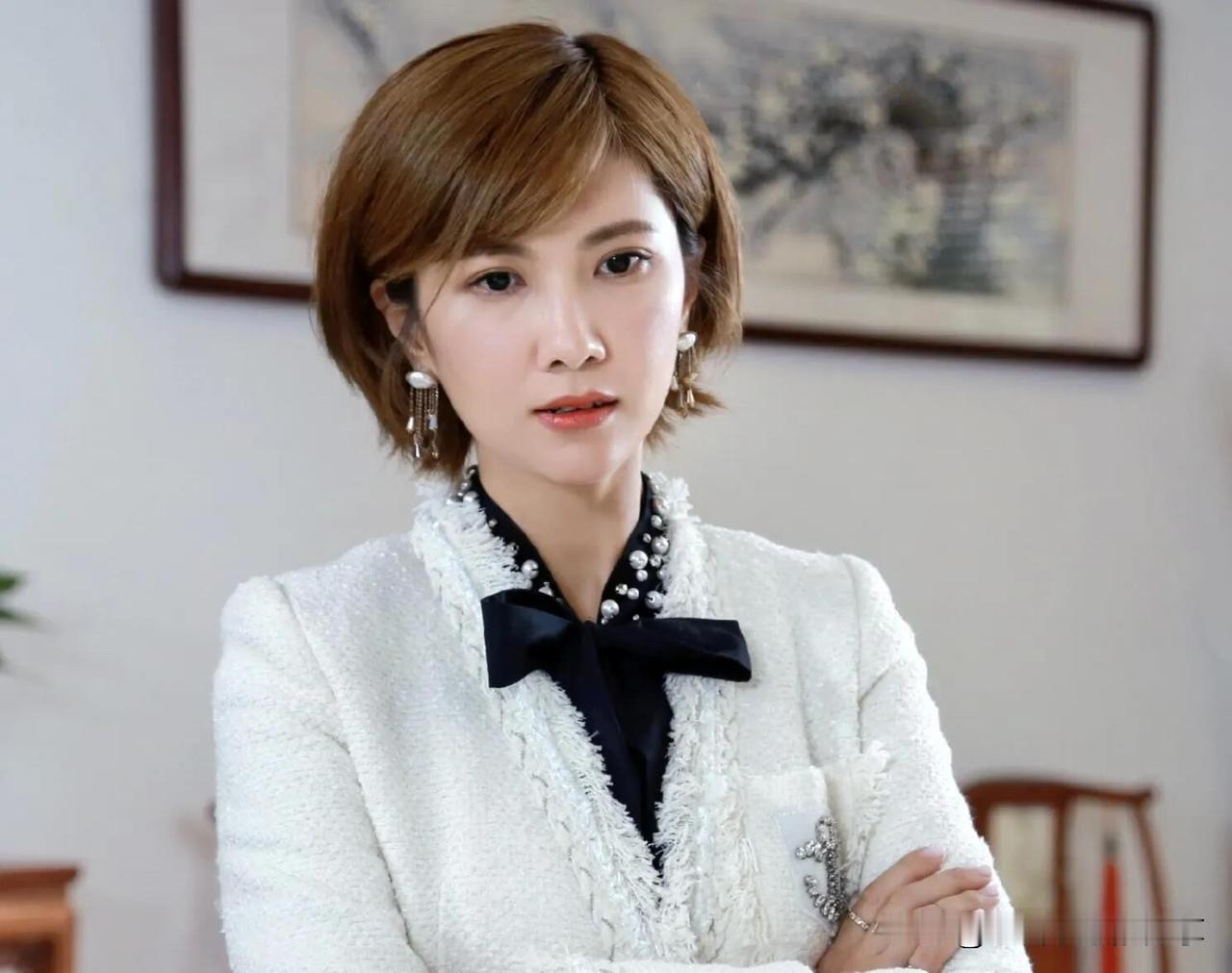 这个女演员长相平平，为什么网上有很多人说她是美女级别的呢？五官平平，发型一般，