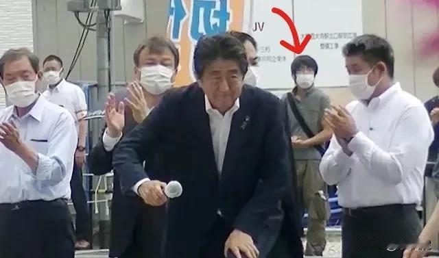 他，甚至还为目标鼓掌，抛开其内心的仇视，那份坦荡荡的优雅，独一无二！