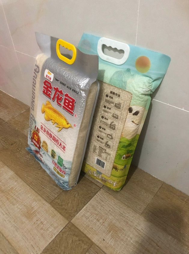 老公一同学是卖粮油的，昨天打电话给我说店里有几十包米过了保质期不好卖的大米，吃没