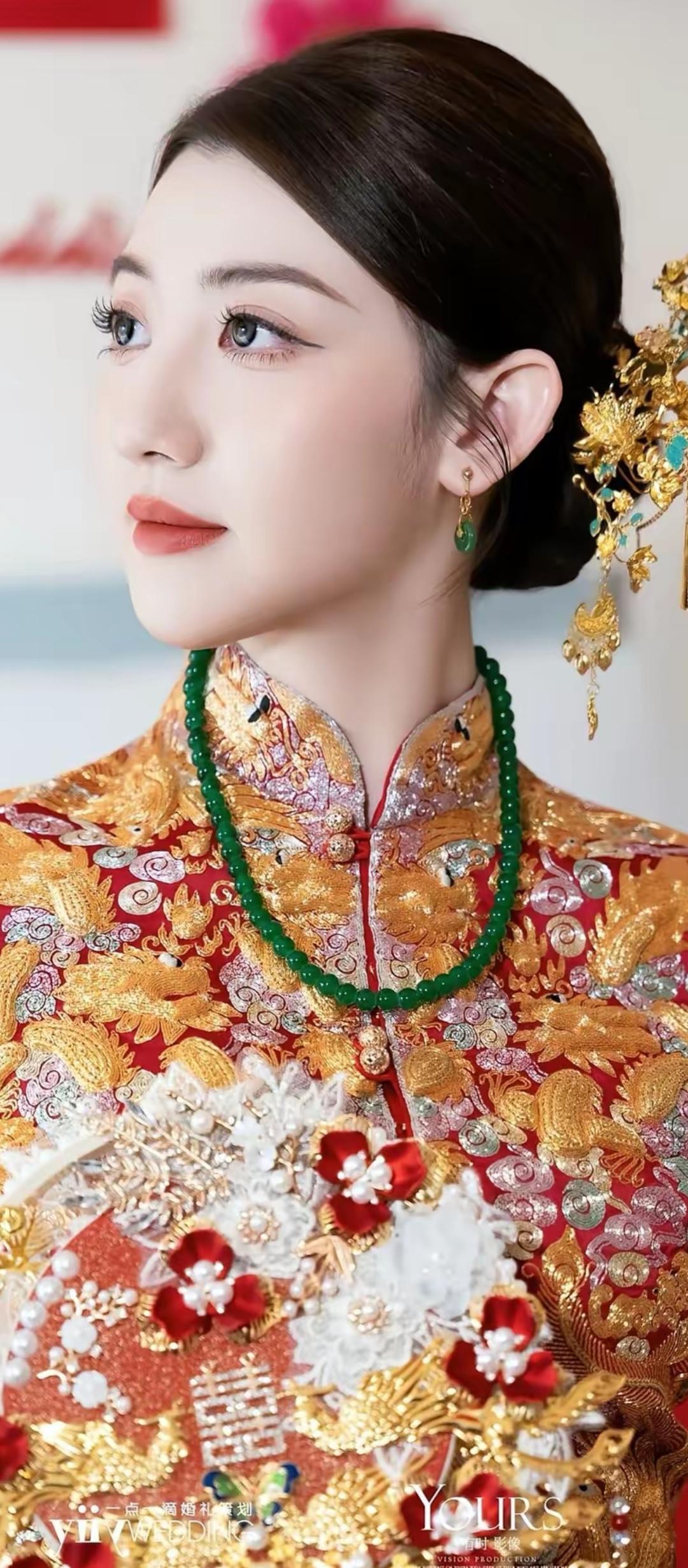 金缕玉簪映红妆，花钿美人醉春风。