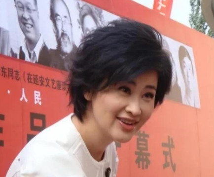 2000年，知名主持人吴小莉来到浙江，见到了自己同父异母的哥哥，她见哥哥家徒四壁