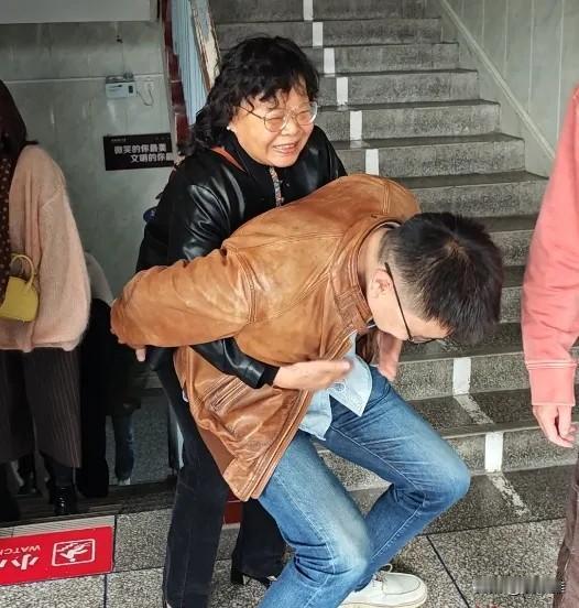 “师恩难忘。”39岁男子参加初中同学聚会，面对自己的恩师，轻轻的弯下腰对75岁的