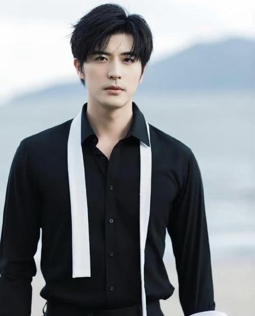 古力娜扎没想到，张天爱也没想到，之前和她们传绯闻的徐开骋竟然会被拍到推着