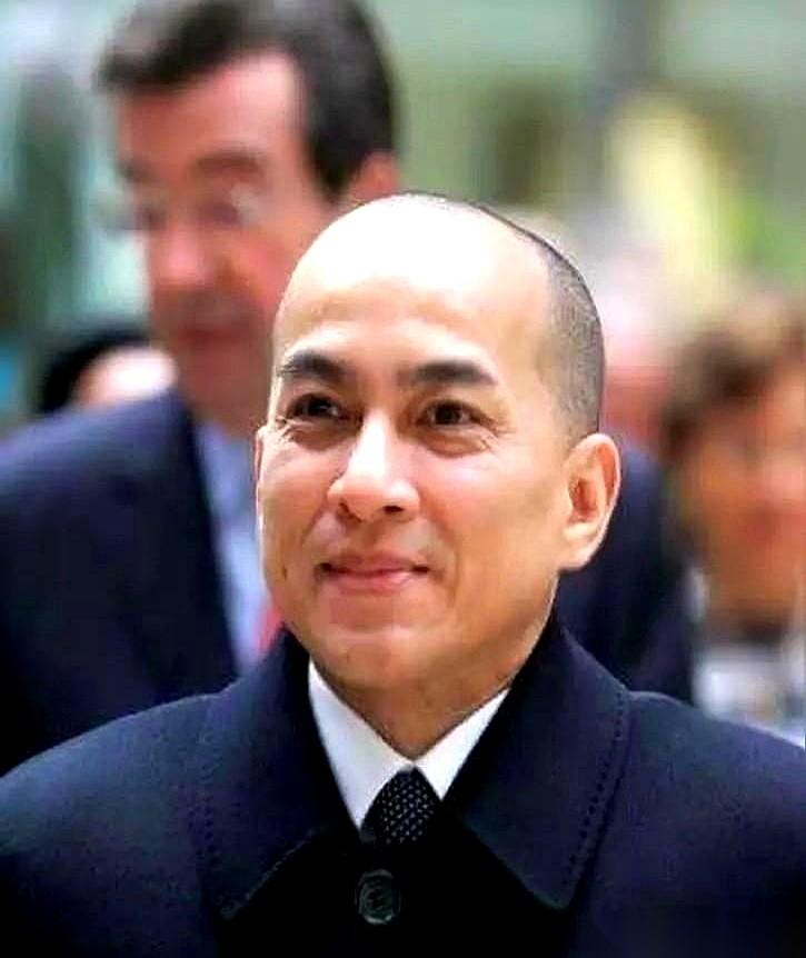 都以为柬埔寨国王是个吉祥物，每天烧香拜佛跳跳舞就完事了。 谁还记得柬埔寨