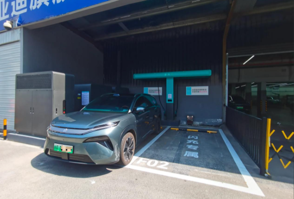 家人们！比亚迪四月要放智驾王炸了？兄弟们刚刷到靠谱剧透：比亚迪四月要开智驾