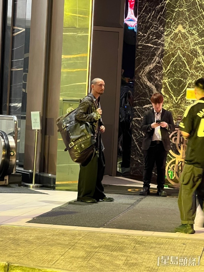 吴彦祖寸头吴彦祖拍摄《九龙城寨》新戏剪了寸头，阿祖能hold住任何发型，硬汉造