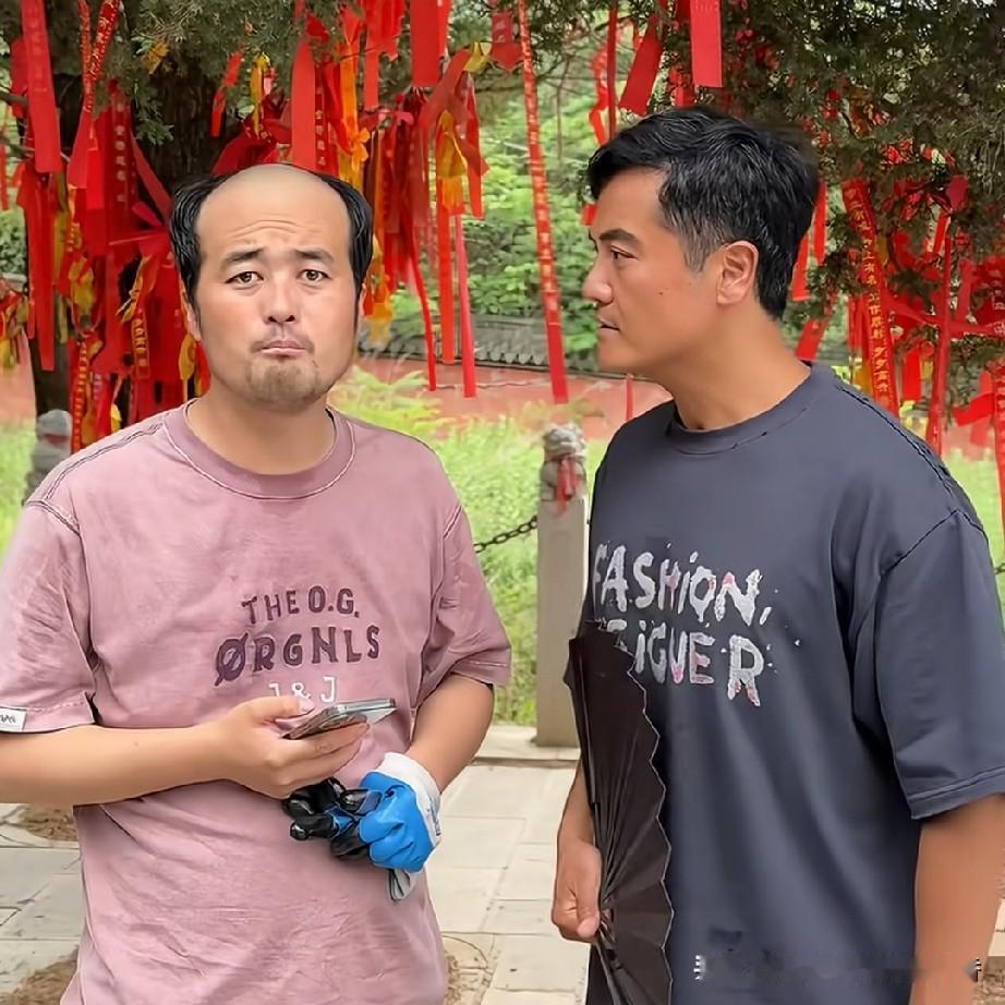我最近爱看黄正经和郭锤子拍的段子。他们俩到了炎帝陵，黄正经指着刻着“炎帝”二字的
