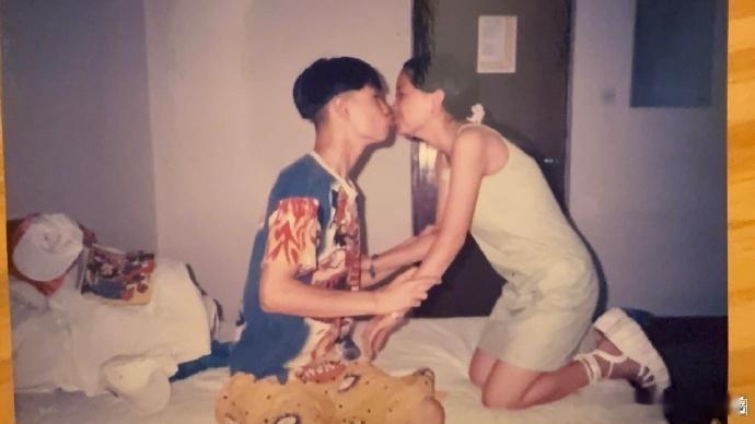 小沈阳晒与老婆亲吻旧照小沈阳晒与老婆亲吻旧照庆结婚纪念日​​​