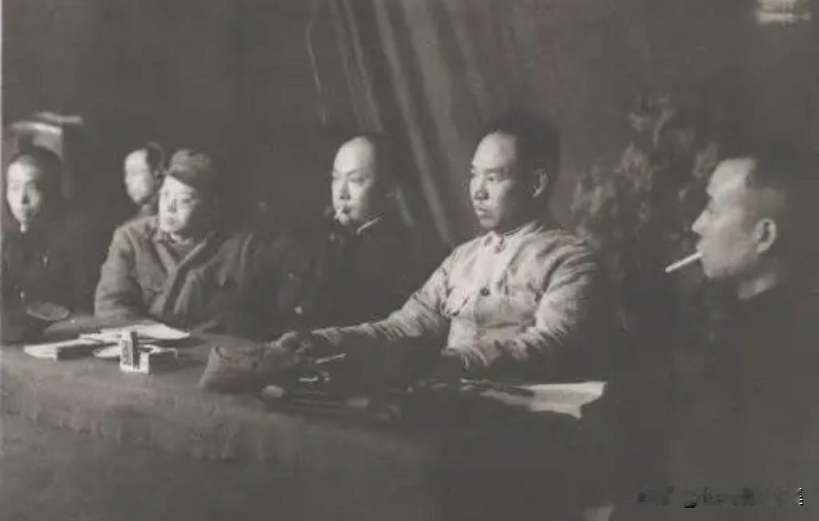 1945年4月至6月，中共“七大”在延安举行，这是大会主席台的一角，右起:李富春