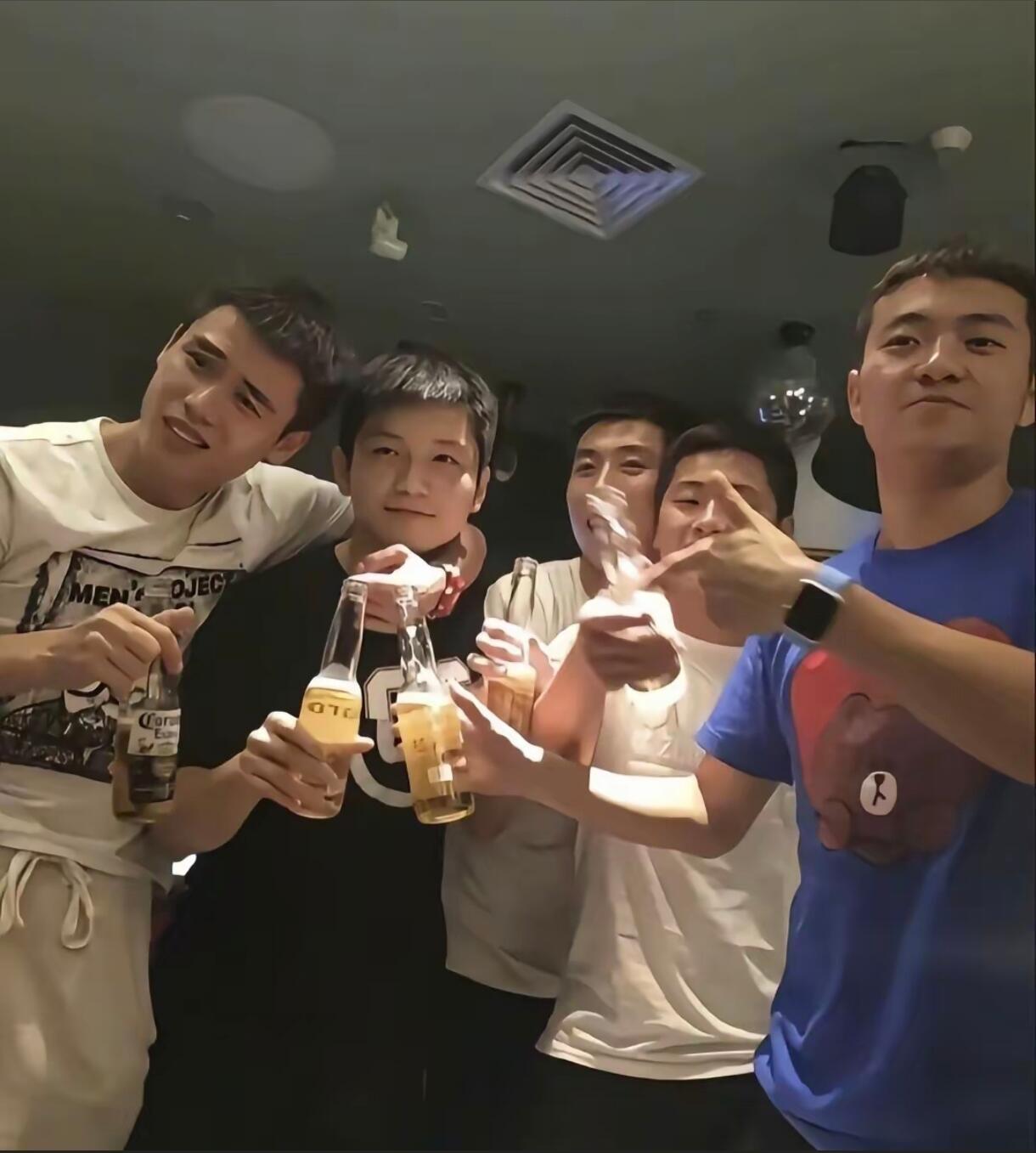 樊振东怀里抱着小孩子，东哥很开心呀，这个小奶娃娃，在他身边不哭不闹！欢乐小分队