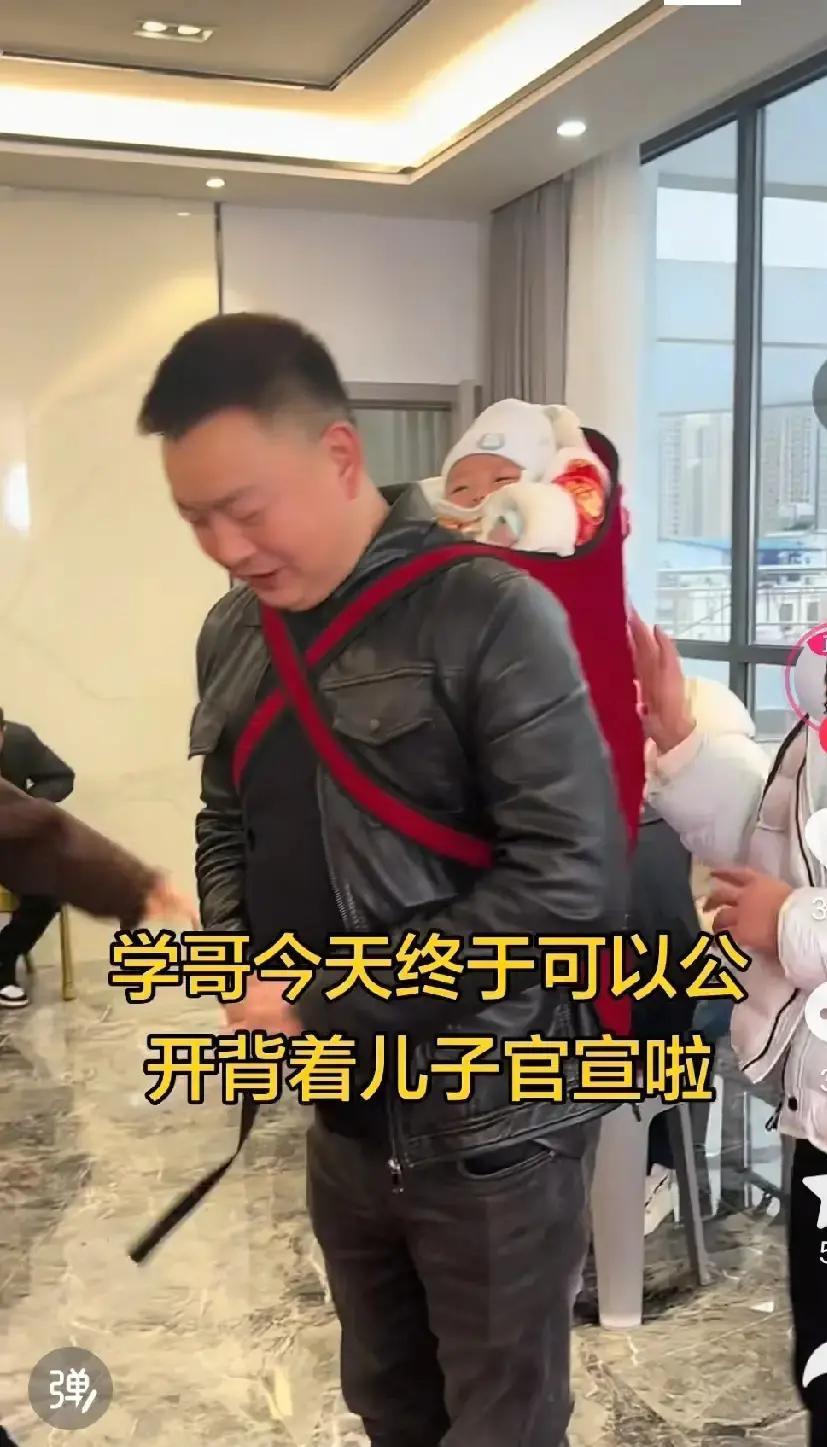 孩子百日宴，他抱的不是自己娃妻子姐姐直播爆料：妹妹产后抑郁，丈夫天天拍段子