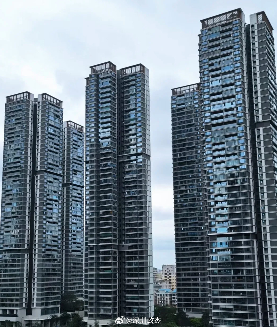 龙华中洲迎玺，封窗出了问题自行承担风险。外立面变丑是真的，有些小区是严禁封窗的。