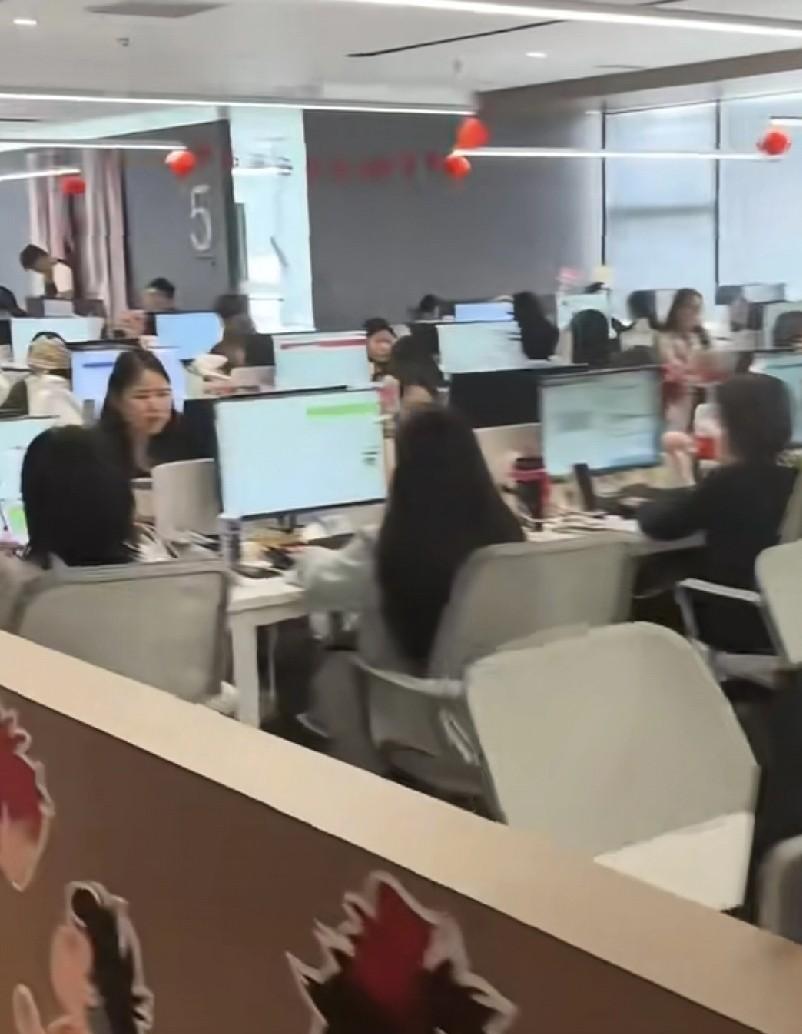 hr总监通过私人关系刷脸找了一个知名律所的律师来我们公司给我们培训。估计总监是想