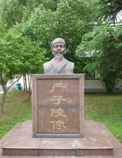 光武帝刘秀登基没多久，宫中来了一条怪报。 御用天文官急急赶来，说客星犯御座，星象异动，来势不轻。刘秀